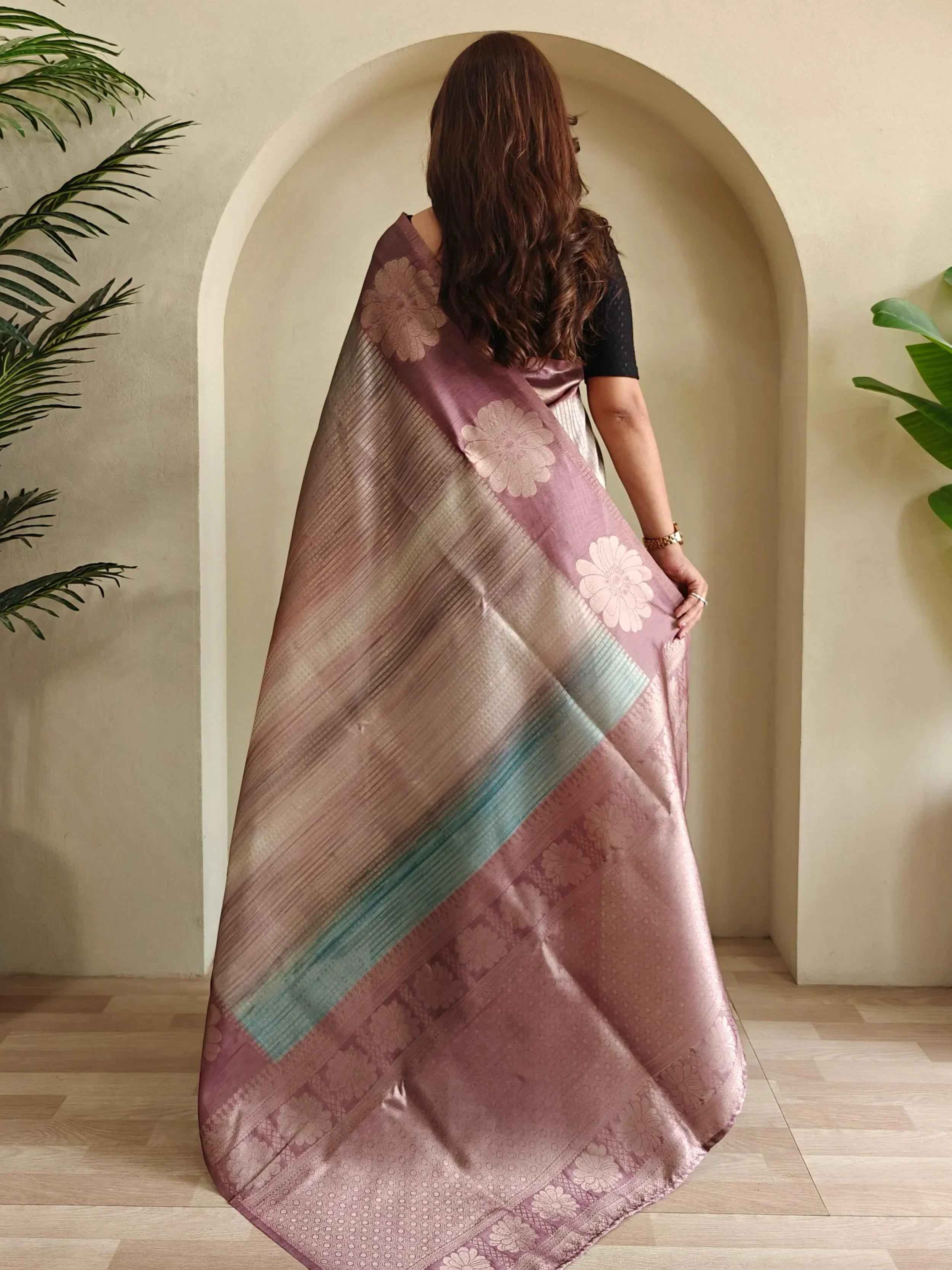 Delicate Lilac Zari Weaving Silk Saree With Blouse